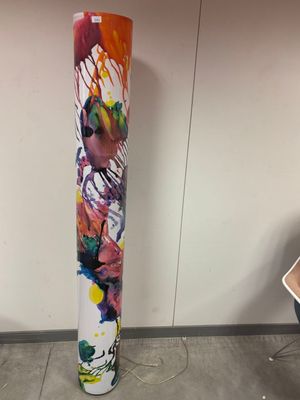 tableau représentant le sol d'une pièce avec un vase et une chaise