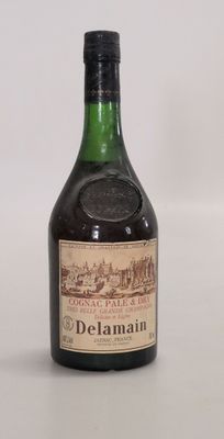 une bouteille de vin posée sur une table