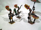 quatre figurines représentant des personnes vêtues de costumes mexicains