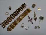 de nombreux types de bijoux sur la table