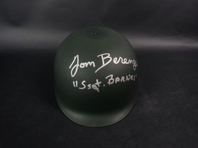 une image représentant un casque sur lequel figure une inscription signée