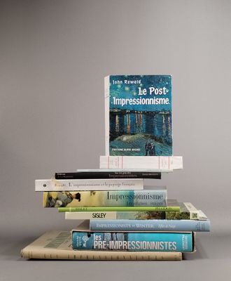 plusieurs livres sont empilés sur une table
