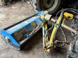 un tracteur équipé d'une charrue fixée à sa roue avant