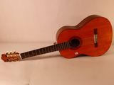 une guitare posée sur une surface blanche