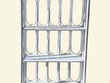 une photo d'une bibliothèque blanche avec un plateau en verre