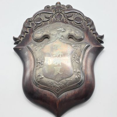 une plaque métallique accrochée au mur sur laquelle figure l'image d'un lion