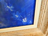 une photo d'un tableau représentant un pissenlit sur fond bleu