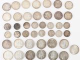 un assortiment de vieilles pièces de monnaie posées sur une surface blanche
