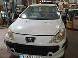 une photo d'une voiture blanche dans un garage