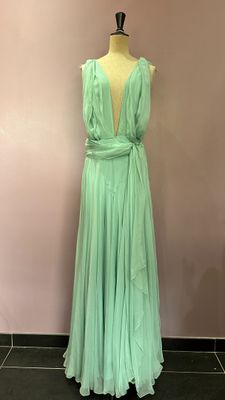une robe verte sur un mannequin, un mannequin, un mannequin, un mannequin, un mannequin, un mannequin, un mannequin, un mannequin, un mannequin