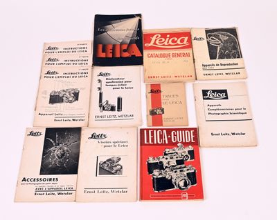 un grand nombre de livres posés sur une table