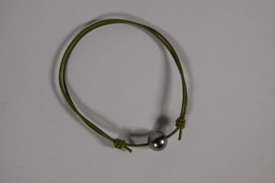 BRACELET en cuir vert orné d'une perle de Tahiti.