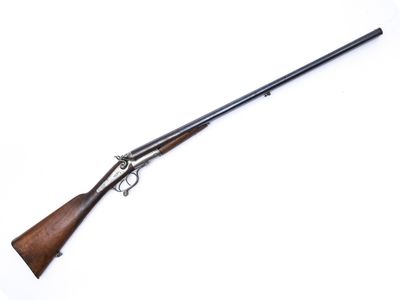 un fusil à long canon et à crosse en bois