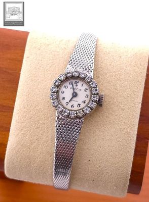 Image d'une montre-bracelet de femme ornée de diamants
