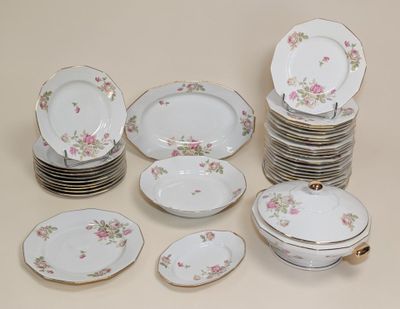 un grand nombre d'assiettes et de bols posés sur une table