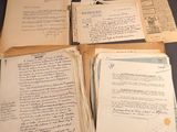 plusieurs vieux papiers sont empilés sur une table