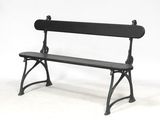 un banc noir posé sur une surface blanche