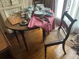 une table en bois recouverte d'une nappe rose