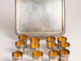 un lot de six verres à shot plaqués argent et un plateau