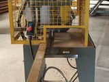 une machine placée au milieu d'une pièce