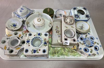 un plateau sur lequel sont disposés de nombreux objets variés