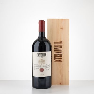 la bouteille de vin rouge se trouve à côté d'une caisse en bois
