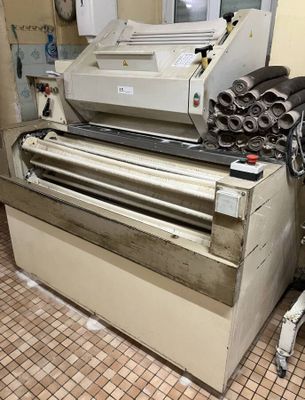 a machine that is sitting on the floor in a room