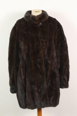 une image d'un manteau de fourrure sur un mannequin