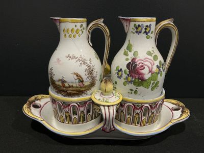 deux vases posés sur un plateau