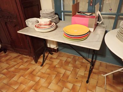 une table sur laquelle sont posées des assiettes et des bols, dans une pièce