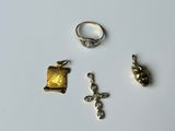 trois bijoux en or et en argent, à savoir une croix, une bague et un pendentif