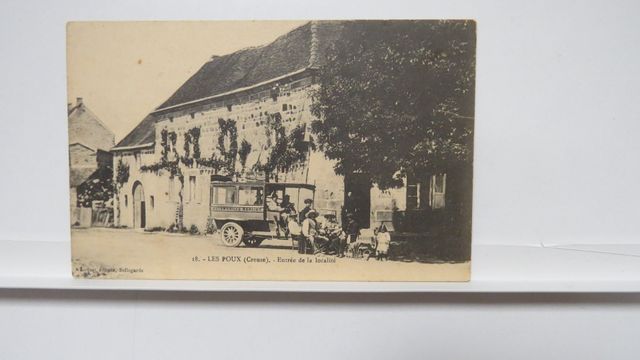 La Villetelle. : Les Poux. Entrée de la localité (Autobus). Carte...