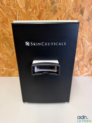 L'appareil Skinceuticals est posé sur une table