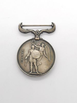 une médaille ancienne représentant un homme tenant une épée sur fond blanc