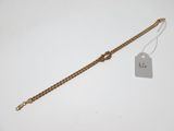 gros plan d'un bracelet en chaîne en or avec une étiquette de prix