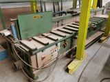 une image d'une machine qui travaille sur un morceau de bois