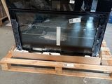 un grand four posé sur une palette dans un entrepôt