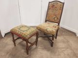 paire de chaises anciennes avec des repose-pieds rembourrés