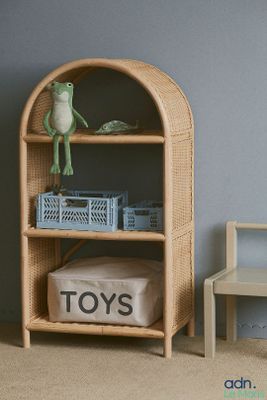 une étagère avec des jouets et une chaise dans une pièce