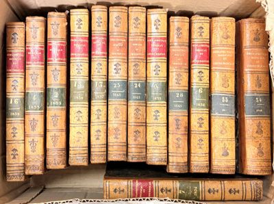 une boîte remplie de vieux livres posée sur une table