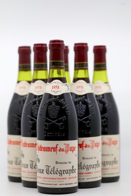 six bouteilles de vin sont alignées sur une surface blanche