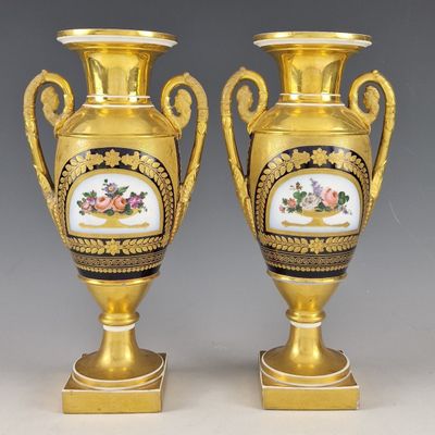 une paire de vases anciens dorés ornés de motifs floraux