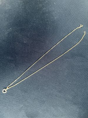 un collier en or orné d'un cœur et d'une croix