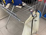 un caddie sur lequel sont posés des chapeaux, dans un magasin