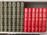 de nombreux livres qui se trouvent sur une étagère dans une bibliothèque