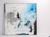 peinture abstraite sur un mur blanc dans une pièce au sol blanc