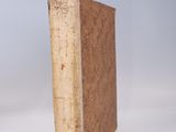 un vieux livre posé sur une table blanche