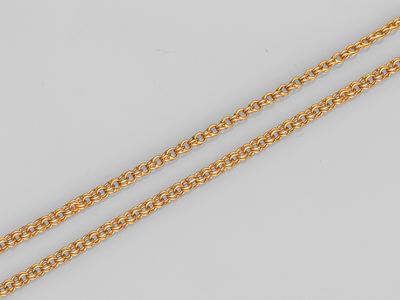 un collier composé d'une chaîne en or 18 carats et d'un pendentif en forme de cœur