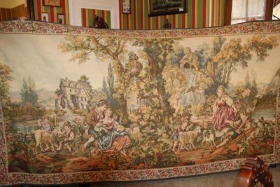 une grande tapisserie accrochée au mur d'une pièce