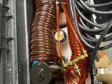 un gros bobinage de cuivre logé à l'intérieur d'un boîtier métallique